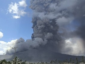 印度尼西亚的勒沃托比拉基火山拉基火山继续释放出高耸的热云层