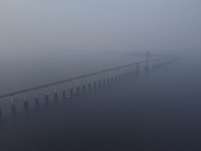 巴西亚马逊地区的人们被烟雾呛到，并感受到热带雨林野火带来的高温