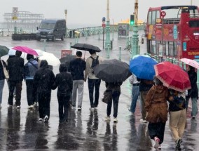 英国气象局发布了严峻的周末洪水预警，称“强雷雨”将袭击数百万人